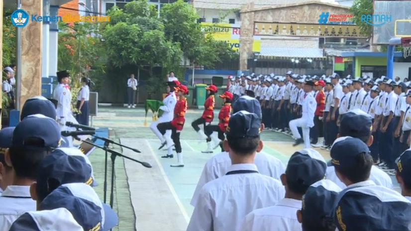Penampilan Group Paduan Suara Guru SMPN Model 1 Taopa pada HUT PGRI Ke-76