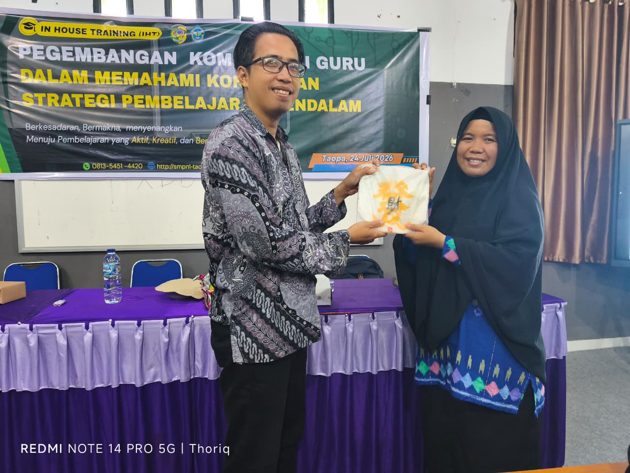 Pemberian hadiah dari pemateri kepada Pak Muh. Sutrisno, S.pd. Gr  salah satu  guru SMP Negeri 1 Taopa Kategori peserta terbaik & aktif  selama  di kegiatan IN HOUSE TRAINING ( IHT) yang di ikuti oleh 3 sekolah SMP N 1 Taopa, SMPN 2 Taopa Dan SMP Islam Kh