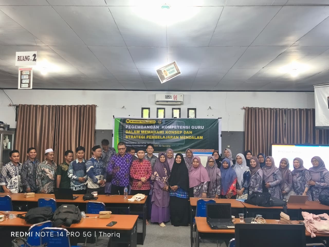 Foto Bersama Peserta Dan Pemateri Pada kegiatan Pengembangan Kompetensi Guru DI Laboaratorim Komputer SMP Negeri 1 Taopa